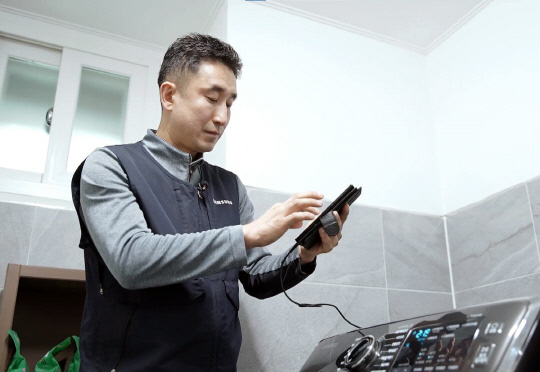 현선태 삼성전자서비스 청주센터 프로가 세탁기를 점검하고 있다. 삼성전자서비스 제공